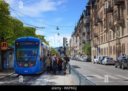 Storstockholms Lokaltrafik SL ou tramway bleu et les passagers en attente à un arrêt à Djurgarden (Östermalmstorg). Stockholm, Suède. Banque D'Images