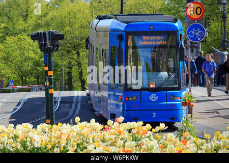 Storstockholms Lokaltrafik SL ou ligne de tramway bleu, plus de Djurgårdsbron. 'Public Tvarbanan' réseau de transport en Suède. Banque D'Images