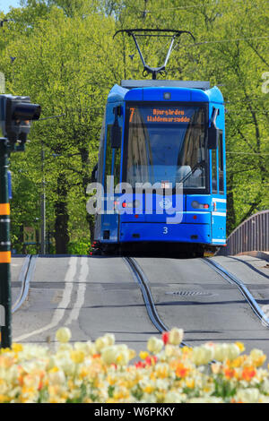 Storstockholms Lokaltrafik SL ou ligne de tramway bleu, plus de pont Djurgårdsbron. 'Public' Tvärbanan réseau de transport en Suède. Banque D'Images