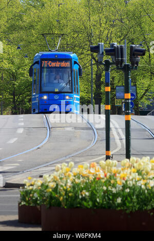 Storstockholms Lokaltrafik SL ou ligne de tramway bleu, plus de pont Djurgårdsbron. 'Public Tvarbanan' réseau de transport en Suède. Banque D'Images