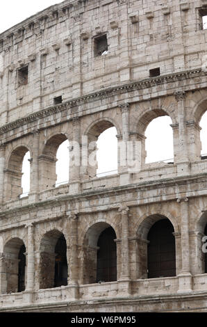 Détail de Coliseum aussi appelé Colosseo en langue italienne à Rome avec de nombreuses arcades Banque D'Images