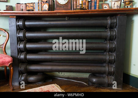 Viery de grands et lourds radiateurs de chauffage central installé dans un bâtiment du xviiie siècle 16-verso maison située près de Lympstone, Exmouth. Royaume-uni (110) Banque D'Images