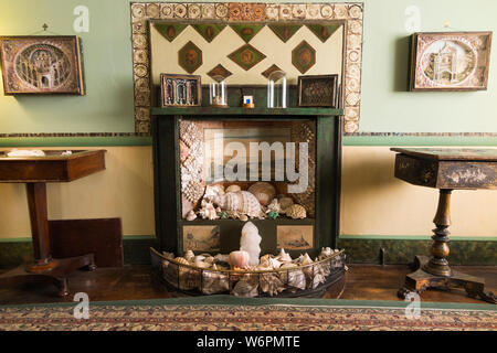 L'intérieur de l'intérieur le salon avec cheminée décorée dans un shell La Ronde - qui est un 18e siècle recto verso 16 maison située près de Lympstone, Exmouth, Devon UK (110) Banque D'Images