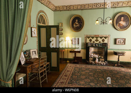 L'intérieur de l'intérieur le salon avec cheminée décorée dans un shell La Ronde - qui est un 18e siècle recto verso 16 maison située près de Lympstone, Exmouth, Devon UK (110) Banque D'Images