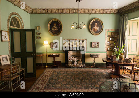 L'intérieur de l'intérieur le salon avec cheminée décorée dans un shell La Ronde - qui est un 18e siècle recto verso 16 maison située près de Lympstone, Exmouth, Devon UK (110) Banque D'Images