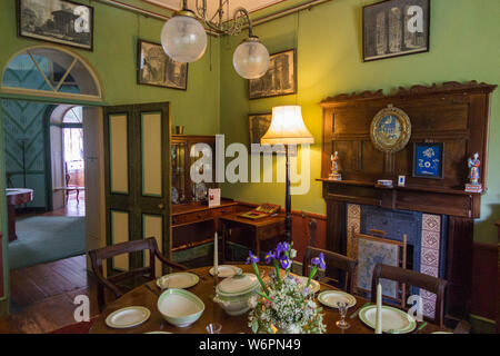 L'intérieur à l'intérieur salle à manger avec table dressée pour un repas, d'une La Ronde, qui est un 18e siècle recto verso 16 maison située près de Lympstone, Exmouth, Devon UK (110) Banque D'Images