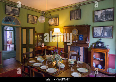 L'intérieur à l'intérieur salle à manger avec table dressée pour un repas, d'une La Ronde, qui est un 18e siècle recto verso 16 maison située près de Lympstone, Exmouth, Devon UK (110) Banque D'Images