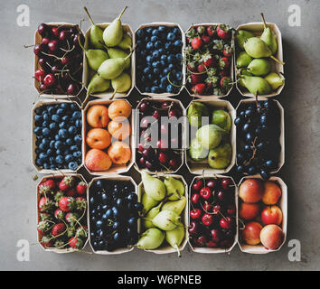 Fruits et baies diverses. Télévision à jeter des fraises, bleuets, cerises, raisins, poires, abricots, figues, respectueux de l'environnement en bois gris sur les boîtes Banque D'Images