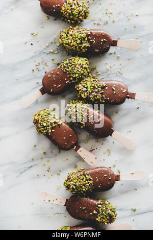La crème glacée glace motif. Télévision à jeter de la crème glacée Chocolat glacé à la pistache pop givre sur fond de marbre gris, vue du dessus. La saison d'été Banque D'Images