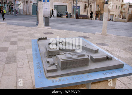 Un modèle de Safra Square se trouve à l'entrée de la place sur la rue de Jaffa. Banque D'Images