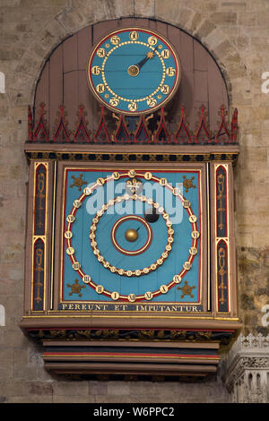 Exeters horloge astronomique qui date de 1484, avec une plus petite minute composez ajouté en 1760. Intérieur de la cathédrale d'Exeter. Exeter, Royaume-Uni. (110) Banque D'Images