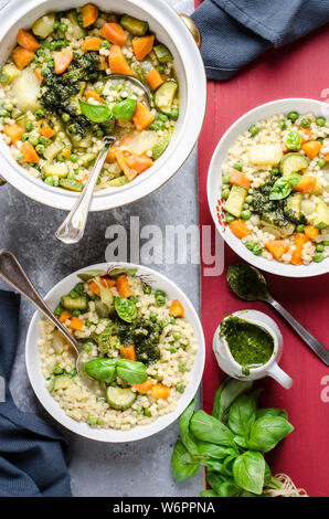 Soupe aux légumes de printemps avec pesto de basilic Banque D'Images