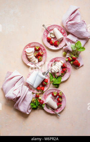 Strawberry Kulfi servi sur assiettes en porcelaine rose , rose , avec des fraises cueillies. Banque D'Images