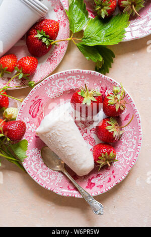 Strawberry Kulfi servi sur assiettes en porcelaine rose , rose , avec des fraises cueillies. Banque D'Images