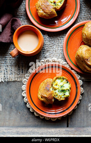 Indian street food - beignets de pommes de terre - Sans gluten / Vegan Banque D'Images