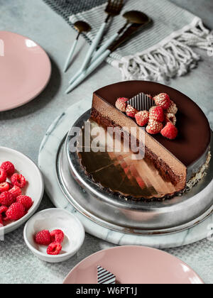 Gâteau Truffé au chocolat avec des framboises et décorer le chocolat sur le dessus. Banque D'Images
