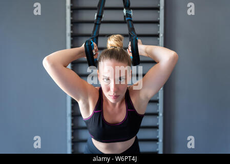 Jeune femme athlétique de l'exercice à la salle de sport. Banque D'Images