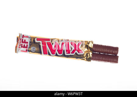 Twix candy bar avec 2 morceaux qui sortent de l'enrubanneuse ouvert de Mars, Inc Banque D'Images