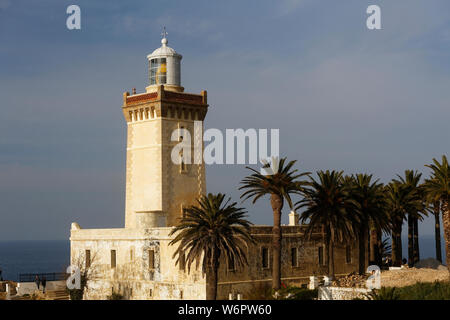 Le Cap Spartel est un promontoire au Maroc à environ 1 000 pieds au-dessus du niveau de la mer à l'entrée du détroit de Gibraltar, à 12 km à l'ouest de Tanger. Banque D'Images