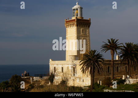 Le Cap Spartel est un promontoire au Maroc à environ 1 000 pieds au-dessus du niveau de la mer à l'entrée du détroit de Gibraltar, à 12 km à l'ouest de Tanger. Banque D'Images