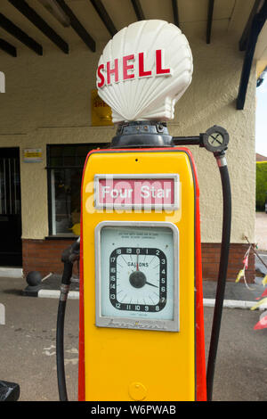 Un vieux classique et obsolètes 4 étoiles Shell / pompe pompes à essence vintage 4 étoiles Station de remplissage à l'avant-cour garage. UK. (110) Banque D'Images