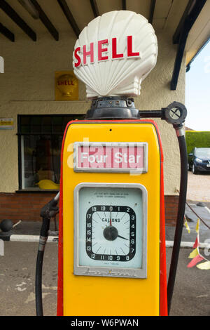 Un vieux classique et obsolètes 4 étoiles Shell / pompe pompes à essence vintage 4 étoiles Station de remplissage à l'avant-cour garage. UK. (110) Banque D'Images