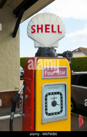 Un vieux classique et obsolètes 4 étoiles Shell / pompe pompes à essence vintage 4 étoiles Station de remplissage à l'avant-cour garage. UK. (110) Banque D'Images