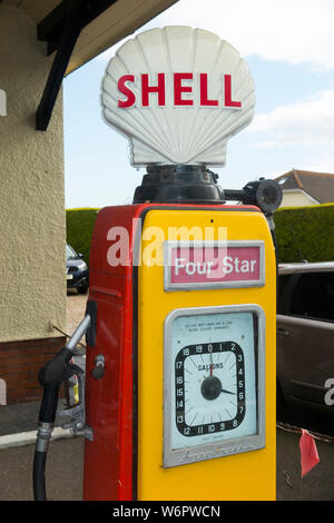 Un vieux classique et obsolètes 4 étoiles Shell / pompe pompes à essence vintage 4 étoiles Station de remplissage à l'avant-cour garage. UK. (110) Banque D'Images