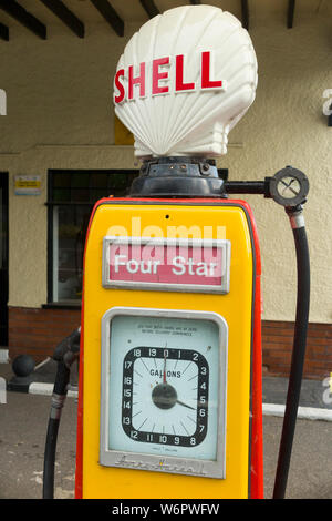 Un vieux classique et obsolètes 4 étoiles Shell / pompe pompes à essence vintage 4 étoiles Station de remplissage à l'avant-cour garage. UK. (110) Banque D'Images