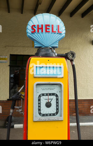 Un vieux classique et obsolètes 4 étoiles Shell distribution pompe à carburant / vintage super star 4 pompes à essence garage station parvis. UK. (110) Banque D'Images