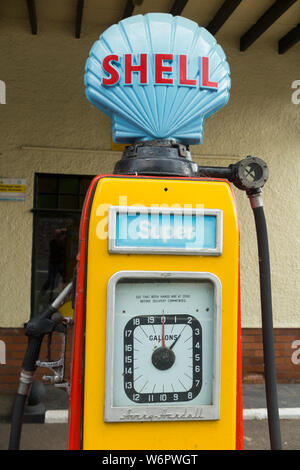 Un vieux classique et obsolètes 4 étoiles Shell distribution pompe à carburant / vintage super star 4 pompes à essence garage station parvis. UK. (110) Banque D'Images