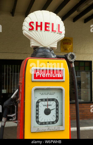 Un vieux classique et obsolètes 4 étoiles Shell distribution pompe carburant Premium / pompes à essence vintage 4 étoiles Station de remplissage à l'avant-cour garage. UK. (110) Banque D'Images