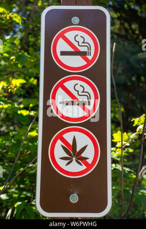 Ne pas fumer, seine, ou l'utilisation de la marijuana/mauvaises herbes/pot/cannabis signe dans un parc local. Banque D'Images