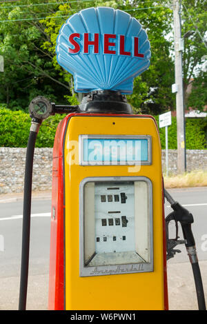 Un vieux classique et obsolètes 4 étoiles Shell distribution pompe carburant ordinaire / pompes à essence vintage 4 étoiles Station de remplissage à l'avant-cour garage. UK. (110) Banque D'Images