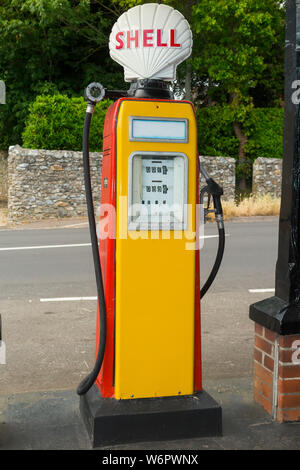 Un vieux classique et obsolètes 4 étoiles Shell / pompe pompes à essence vintage 4 étoiles Station de remplissage à l'avant-cour garage. UK. (110) Banque D'Images