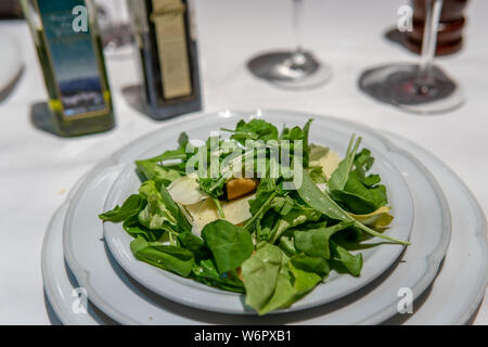 Une salade d'épinards hachés dans fantaisie dîner place Banque D'Images