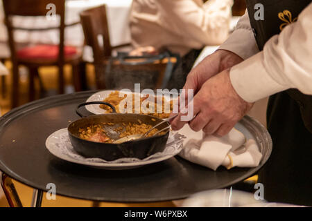 La Paella espagnole est servi dans un restaurant argentin Banque D'Images