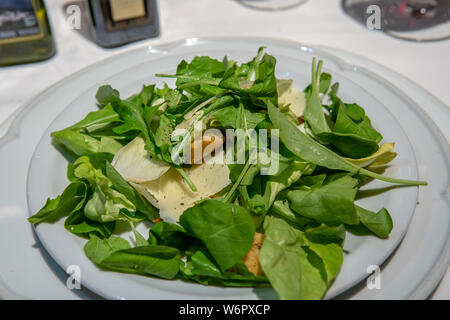 Une salade d'épinards hachés dans fantaisie dîner place Banque D'Images