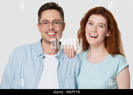 Head shot studio portrait joli rire couple millénaire studio shot Banque D'Images
