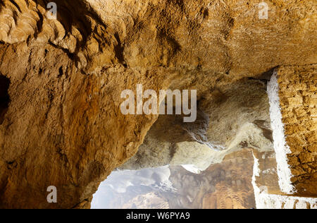 Les grottes d'Hercules au Maroc sont des grottes où Hercules aurait reposé pendant ses travaux, avec une ouverture en forme d'Afrique. Banque D'Images