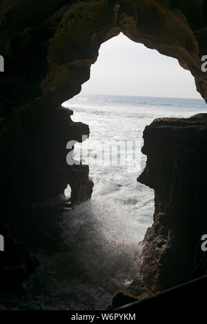 Les grottes d'Hercules au Maroc sont des grottes où Hercules aurait reposé pendant ses travaux, avec une ouverture en forme d'Afrique. Banque D'Images