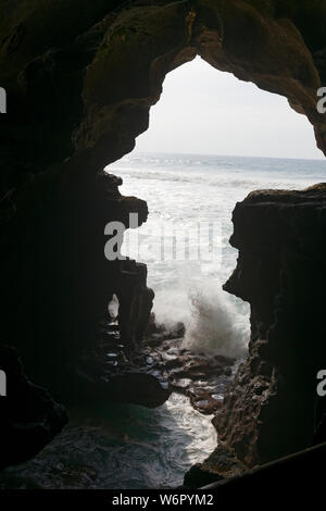 Les grottes d'Hercules au Maroc sont des grottes où Hercules aurait reposé pendant ses travaux, avec une ouverture en forme d'Afrique. Banque D'Images