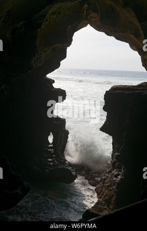 Les grottes d'Hercules au Maroc sont des grottes où Hercules aurait reposé pendant ses travaux, avec une ouverture en forme d'Afrique. Banque D'Images