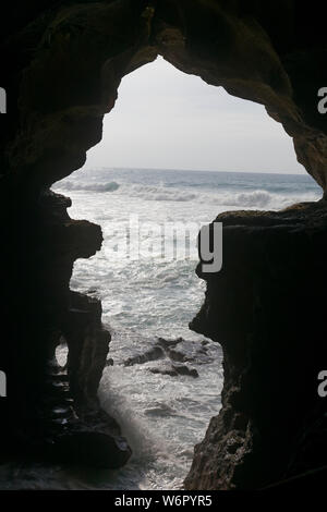 Les grottes d'Hercules au Maroc sont des grottes où Hercules aurait reposé pendant ses travaux, avec une ouverture en forme d'Afrique. Banque D'Images