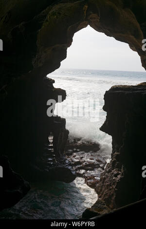 Les grottes d'Hercules au Maroc sont des grottes où Hercules aurait reposé pendant ses travaux, avec une ouverture en forme d'Afrique. Banque D'Images