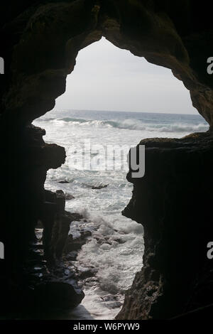 Les grottes d'Hercules au Maroc sont des grottes où Hercules aurait reposé pendant ses travaux, avec une ouverture en forme d'Afrique. Banque D'Images