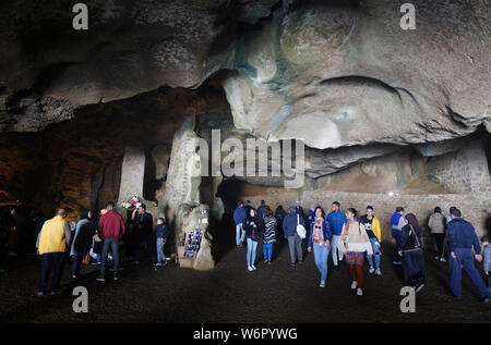 Les grottes d'Hercules au Maroc sont des grottes où Hercules aurait reposé pendant ses travaux, avec une ouverture en forme d'Afrique. Banque D'Images