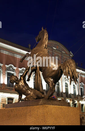 Sculpture de Horse tamer à pont Anitchkov à Saint-Pétersbourg. La Russie Banque D'Images