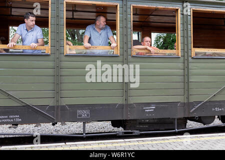 Serbie, 22 juillet 2019 : Les passagers à bord d'un train touristique pour la Šarganska osmica Šargan (8) tour à Mokra Gora gare Banque D'Images