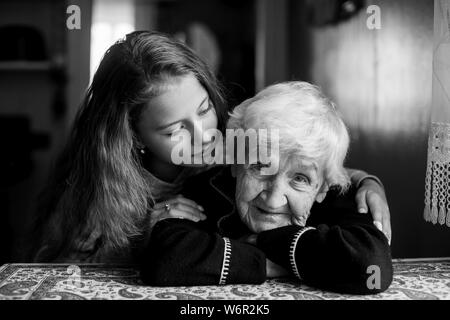 Jolie petite fille avec grand-mère, portrait noir et blanc. Banque D'Images